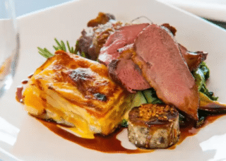 ¿Merece la pena cenar dentro del Moulin Rouge?