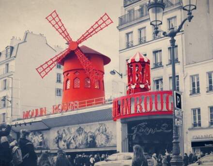 ¿Cuál es la diferencia entre el Moulin Rouge y otros musicales similares en París?